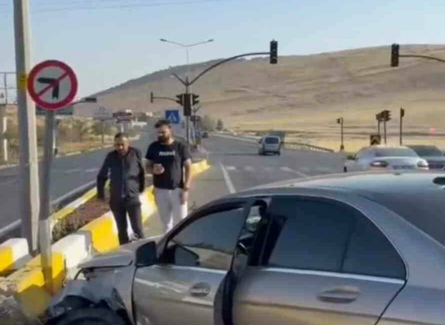 Mardin'in Artuklu ilçesinde meydana gelen trafik kazasında iki otomobil çarpıştı