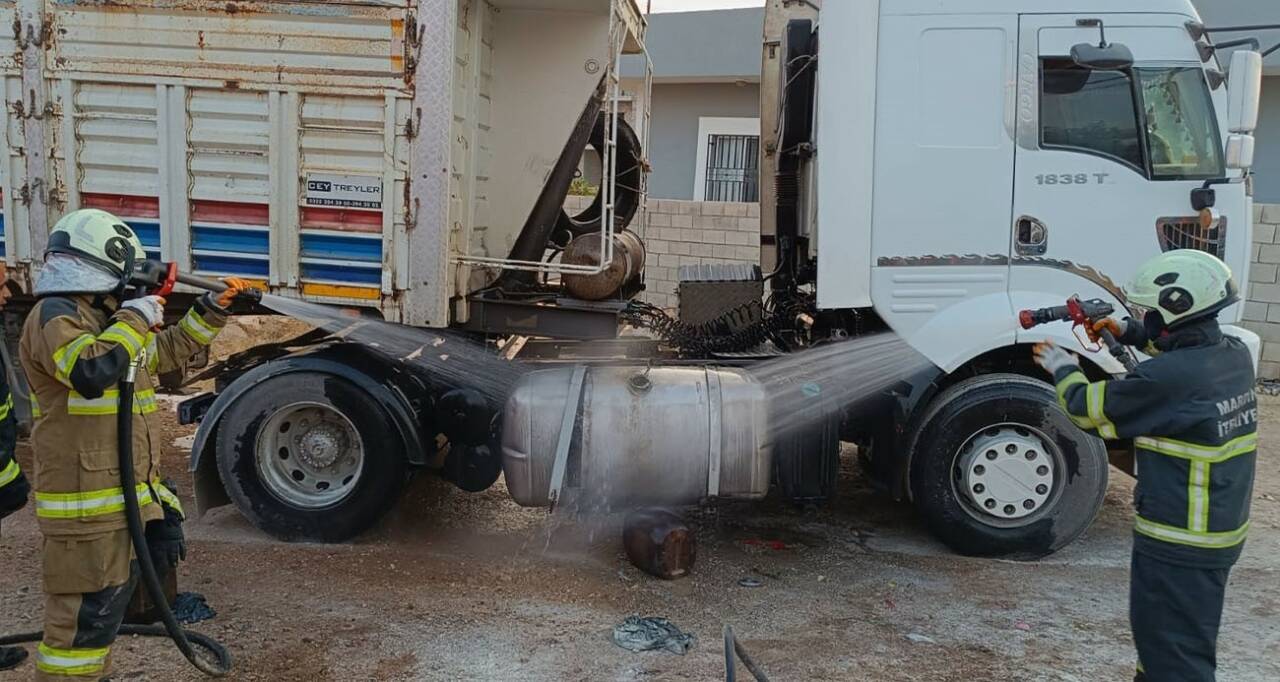 Mardin'in Artuklu ilçesinde bir tırın yakıt deposunda meydana gelen patlamada