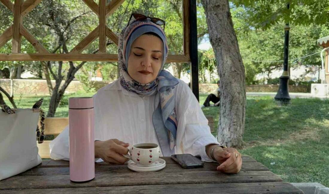 Mardin'de vatandaşlar, sıcak hava koşullarına rağmen çay içmeye devam ediyor.