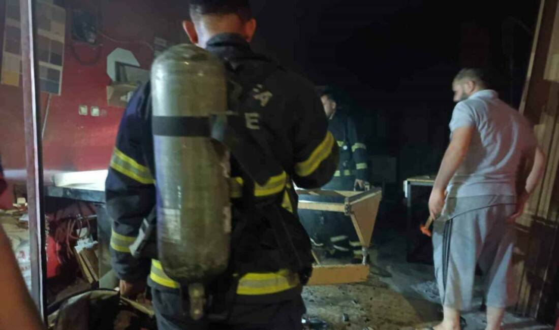 Şanlıurfa'nın Haliliye ilçesine bağlı Bamyasuyu Mahallesi'nde mobilya dükkanında çıkan yangın,