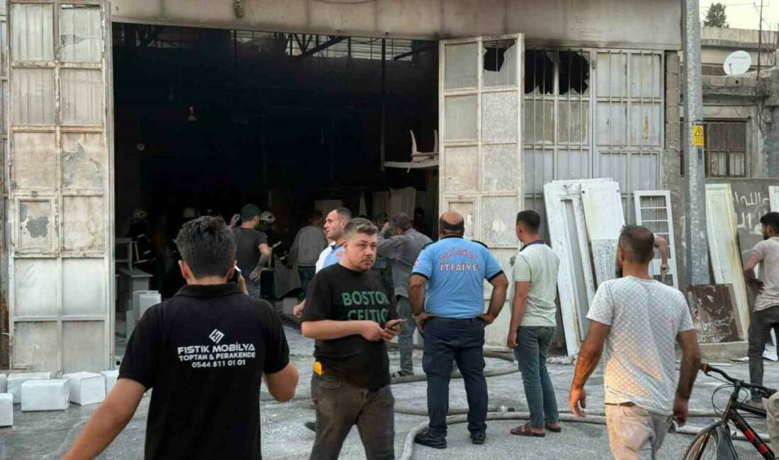Nizip’te bir mobilya dükkanında çıkan yangın itfaiye kipleri tarafından söndürüldü.