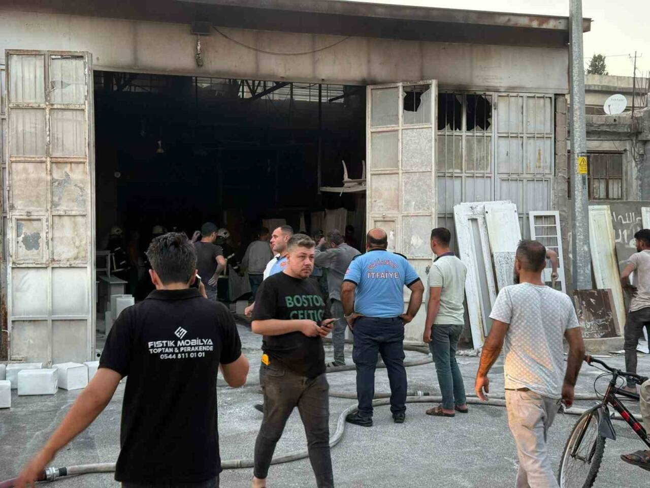 Nizip’te bir mobilya dükkanında çıkan yangın itfaiye kipleri tarafından söndürüldü.