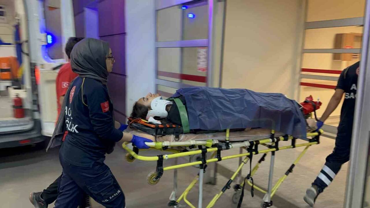 Adıyaman’da motosiklet ile hafif ticari aracın çarpışması sonucu meydana gelen