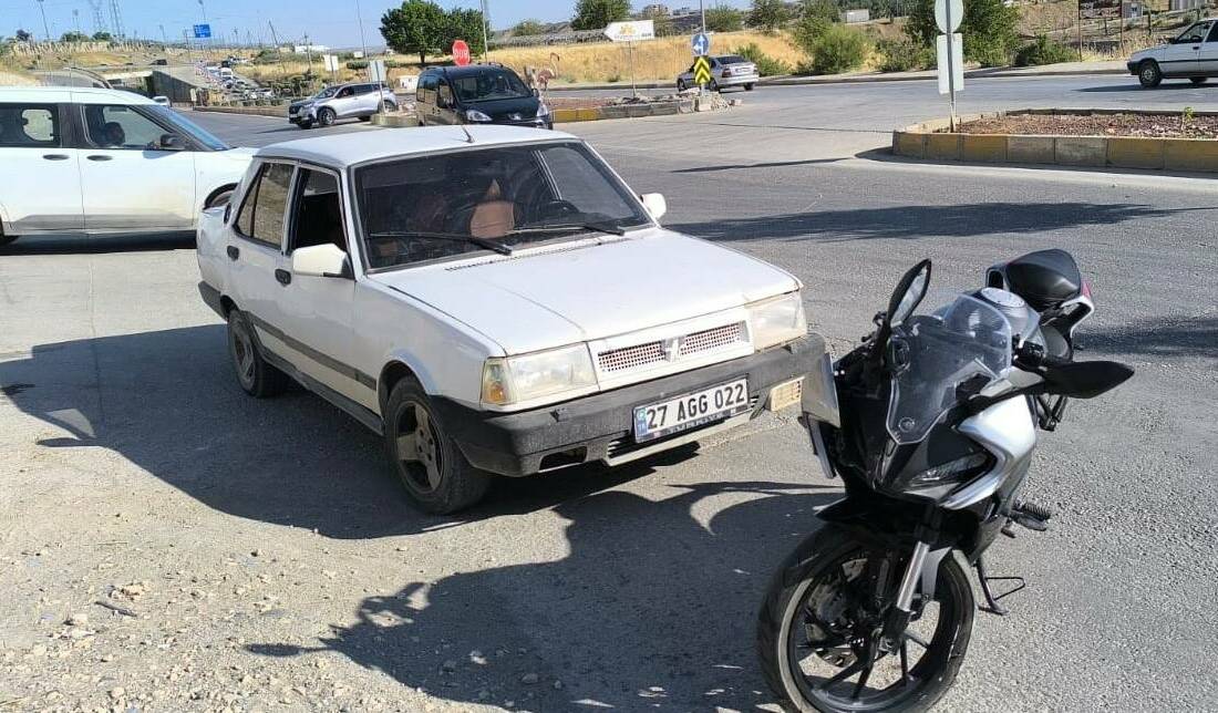 Adıyaman'da motosiklet ile otomobilin çarpışması sonucu 2 kişi yaralandı. Kazada