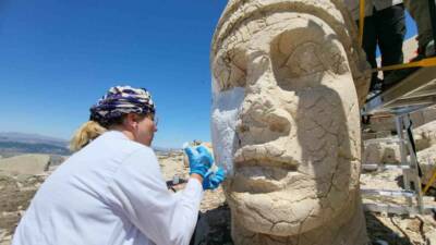 Adıyaman’daki Nemrut Dağı bulunan devasa heykelleri gelecek nesillere ulaşması için