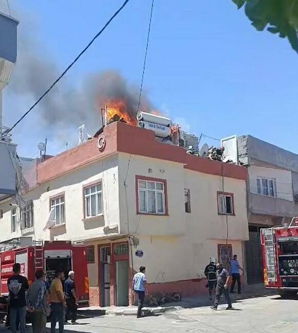Gaziantep'in Nizip ilçesinde bir evin damında çıkan yangın itfaiye ekiplerinin
