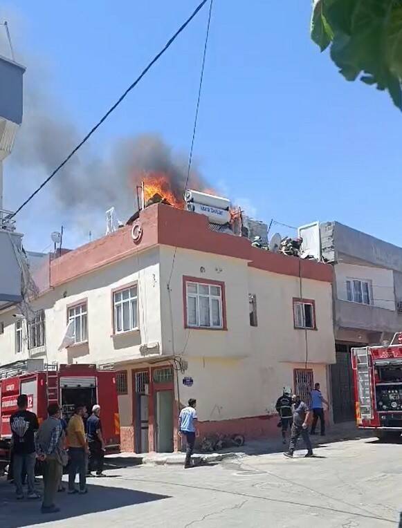 Gaziantep'in Nizip ilçesinde bir evin damında çıkan yangın itfaiye ekiplerinin