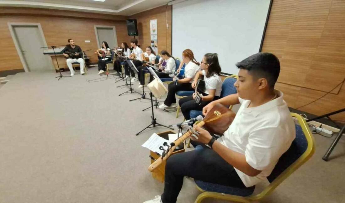 Şanlıurfa Büyükşehir Belediyesi Esentepe Gençlik Merkezi'nde gitar kursuna devam eden