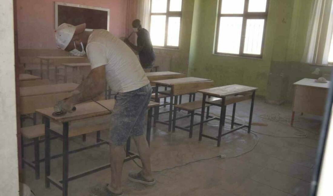 Alpaslan Anadolu Lisesi müdürü ve yardımcısı, yaz tatilini okulda tadilat