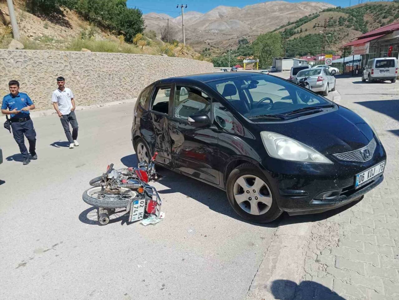 Adıyaman’ın Çelikhan ilçesinde motosiklet ile otomobilin çarpışması sonucu 2 kişi
