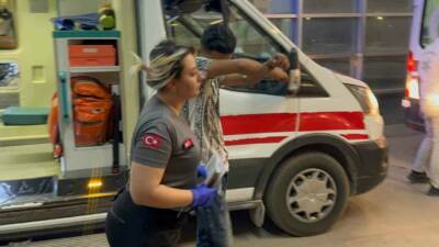 Adıyaman’da, sürücüsünün direksiyon hakimiyetini kaybettiği otomobilin park halindeki minibüse çarpması