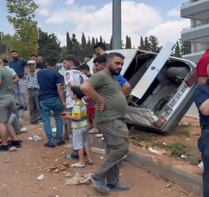 Otomobil refüjdeki aydınlatma direğine çarptı: 1 yaralı Gaziantep'te Şehitkamil ilçesinde meydana gelen kaza, bir Fiat Tofaş otomobilin