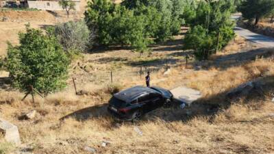 Adıyaman’ın Gölbaşı ilçesinde otomobilin şarampole yuvarlanması sonucu 3 kişi yaralandı.