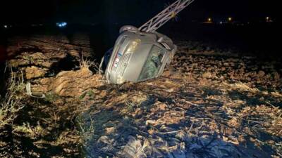 Adıyaman’da, sürücüsünün direksiyon hakimiyetini kaybettiği otomobil, kontrolden çıkarak tarlaya yuvarlandı.