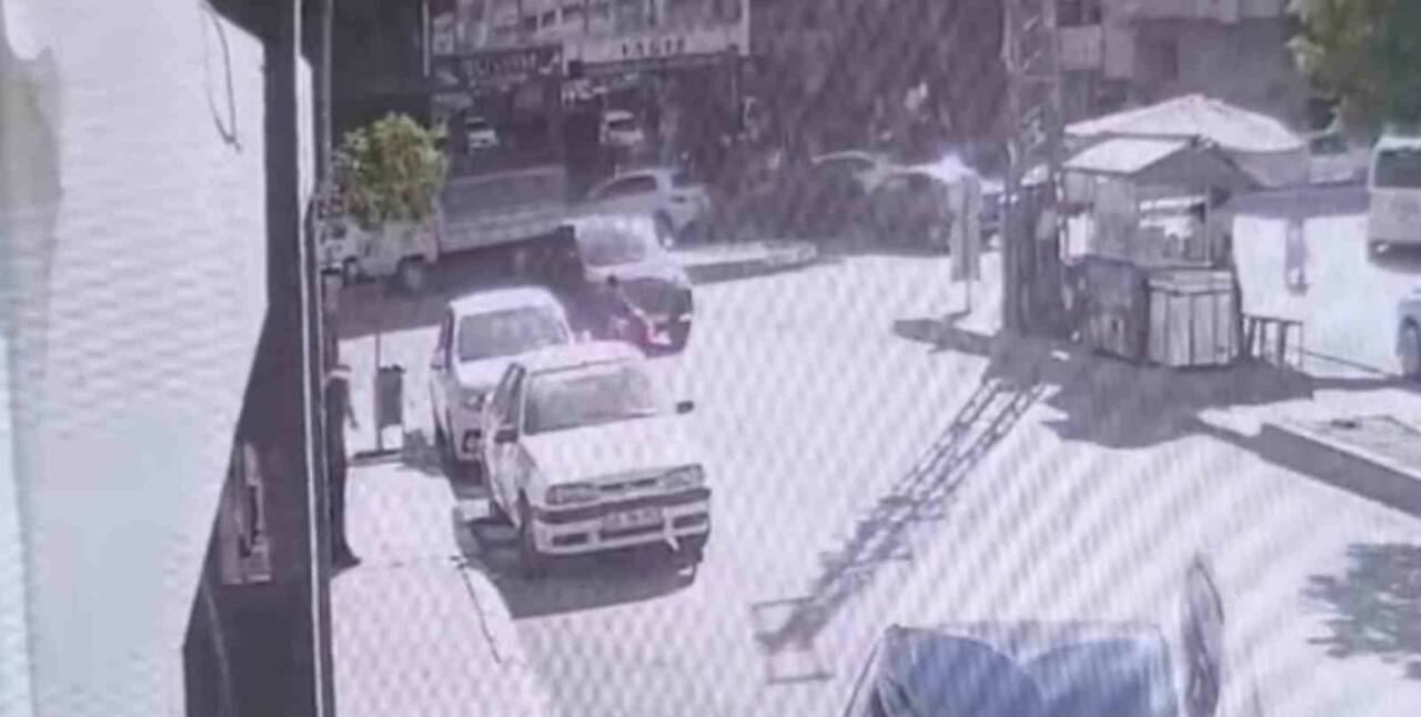 Şanlıurfa’da otomobilin çarptığı çocuk hayatını kaybetti. Kaza anı güvenlik kamerasına