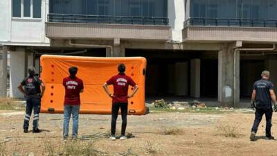 Adıyaman'da paralarını alamadıklarını iddia eden iki işçi, il Emniyet Müdürlüğü