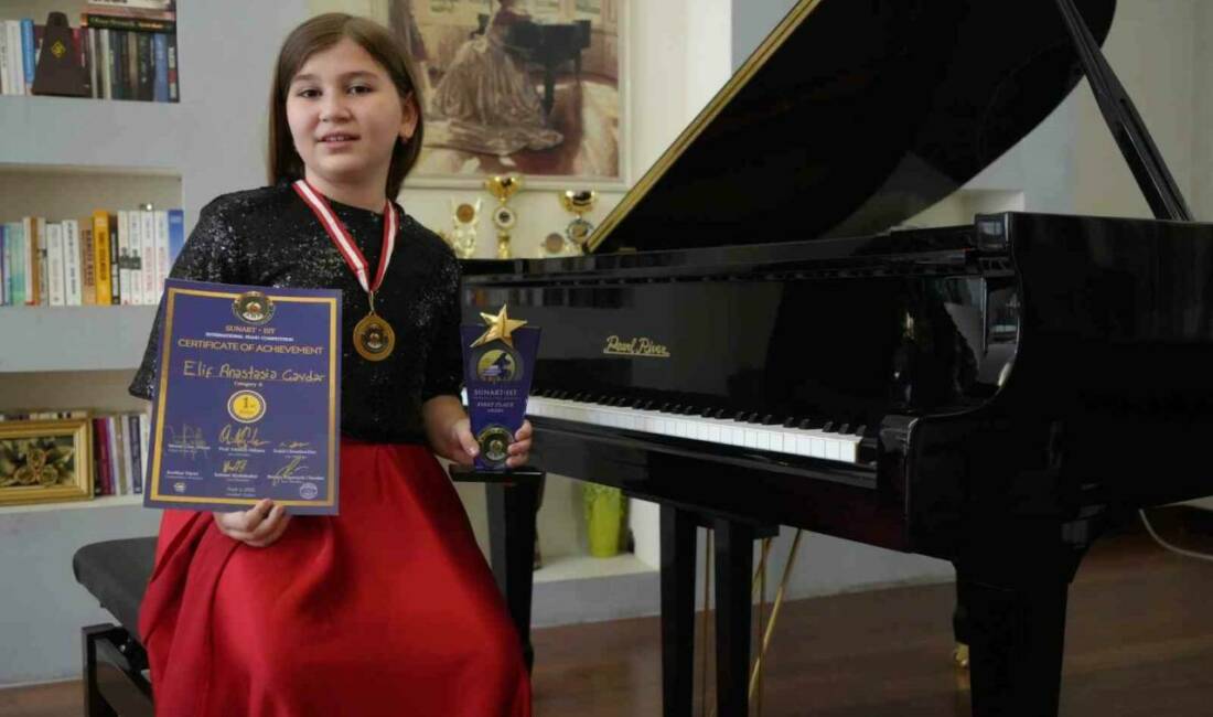 Gaziantep'te müzik öğretmeni olan annesiyle piyano derslerine başlayan Elif Anastasia