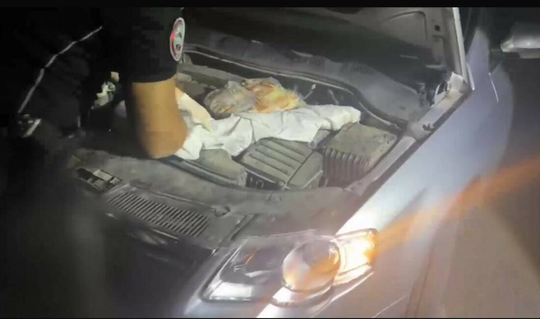 Diyarbakır'da polis ekipleri, otomobilde yaptıkları aramada kaput bölümünde 2 adet