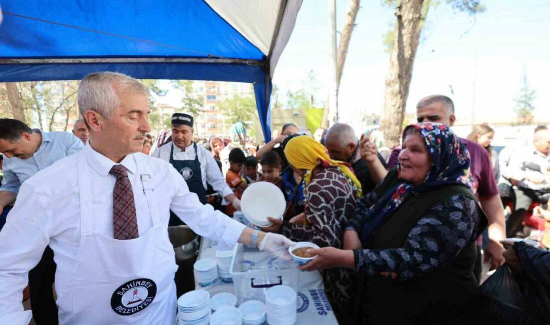 Şahinbey Belediyesi, Muharrem Ayı geleneği kapsamında vatandaşlara aşure dağıtımını bu