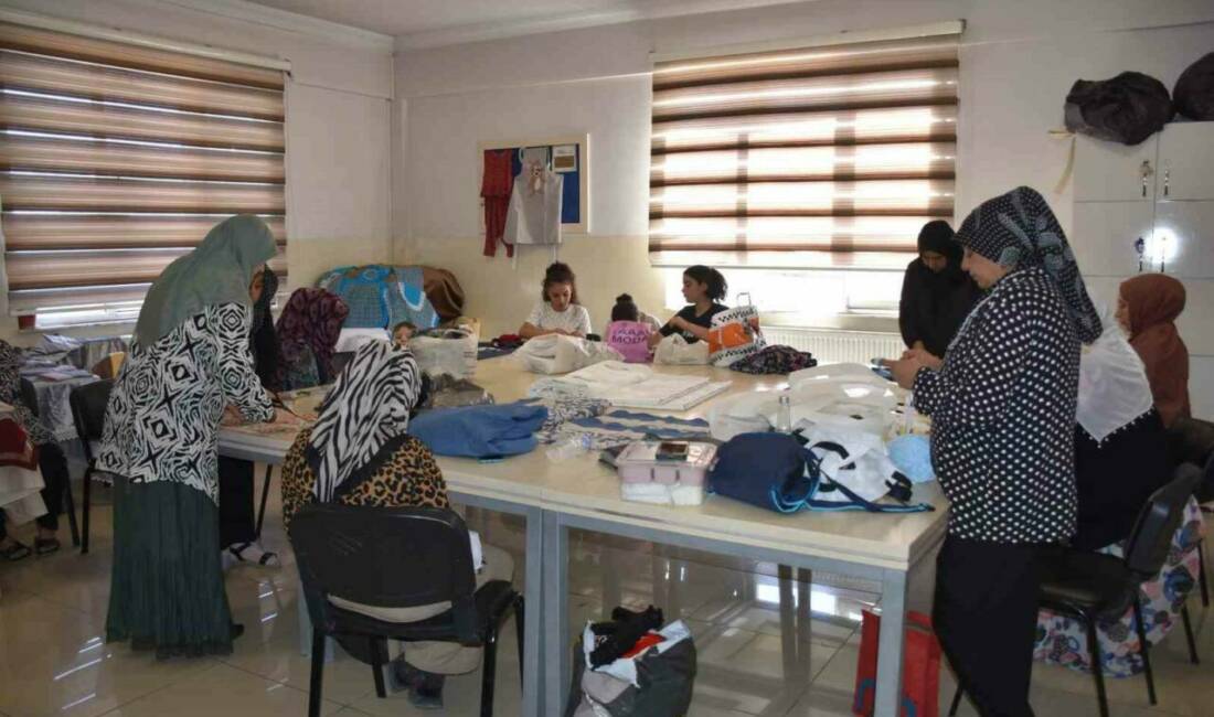 Şahinbey’de kadınlar hem üretiyor hem kazanıyor Şahinbey Belediyesi'ne bağlı sosyal tesislerde açılan dikiş-nakış kursları, kadınların sosyal