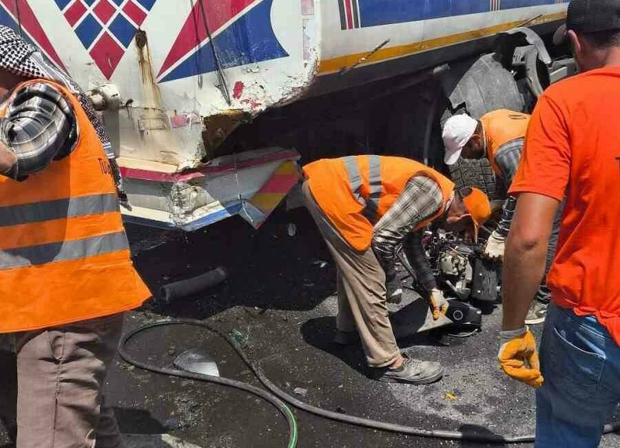 Şanlıurfa-Gaziantep kara yolunda meydana gelen trafik kazasında otomobilin sulama tankerine