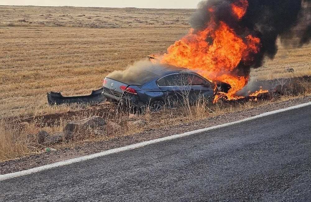 Viranşehir ilçesinde meydana gelen trafik kazasında otomobil devrildi ve alev