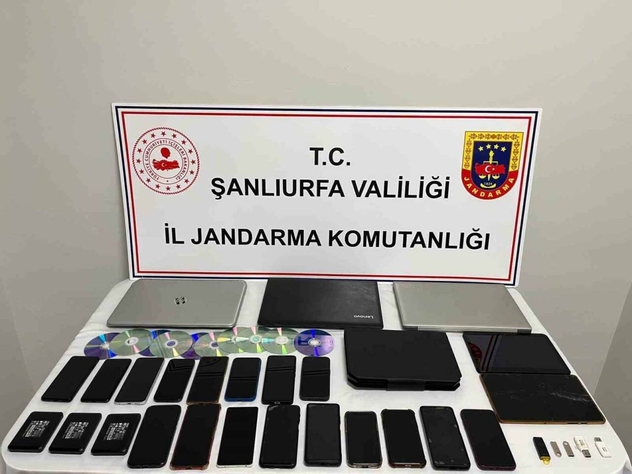 Şanlıurfa'da düzenlenen dolandırıcılık operasyonunda 17 şüpheli, bilişim sistemlerini kullanarak nitelikli