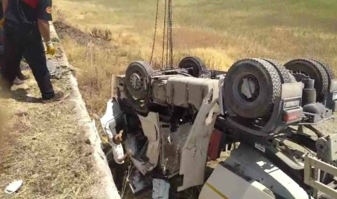 Şanlıurfa'nın Bozova ilçesinde meydana gelen kazada kum kamyonu devrildi ve