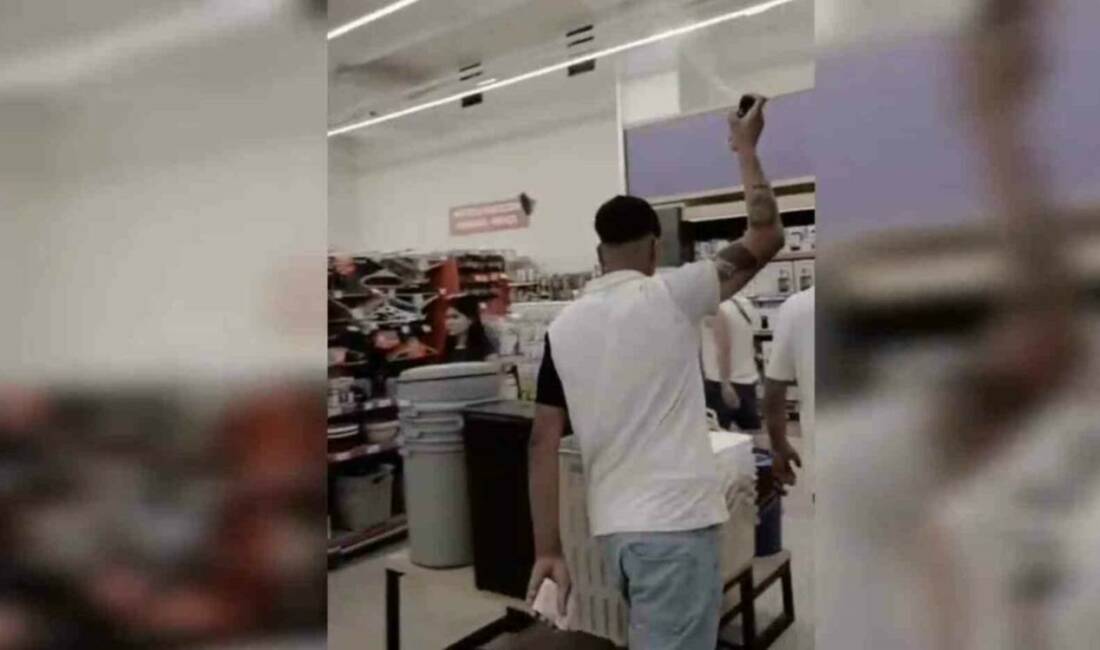 Şanlıurfa'da bir markette deodorant sıkarak çevresine zarar veren şahıs, "İstediğimi