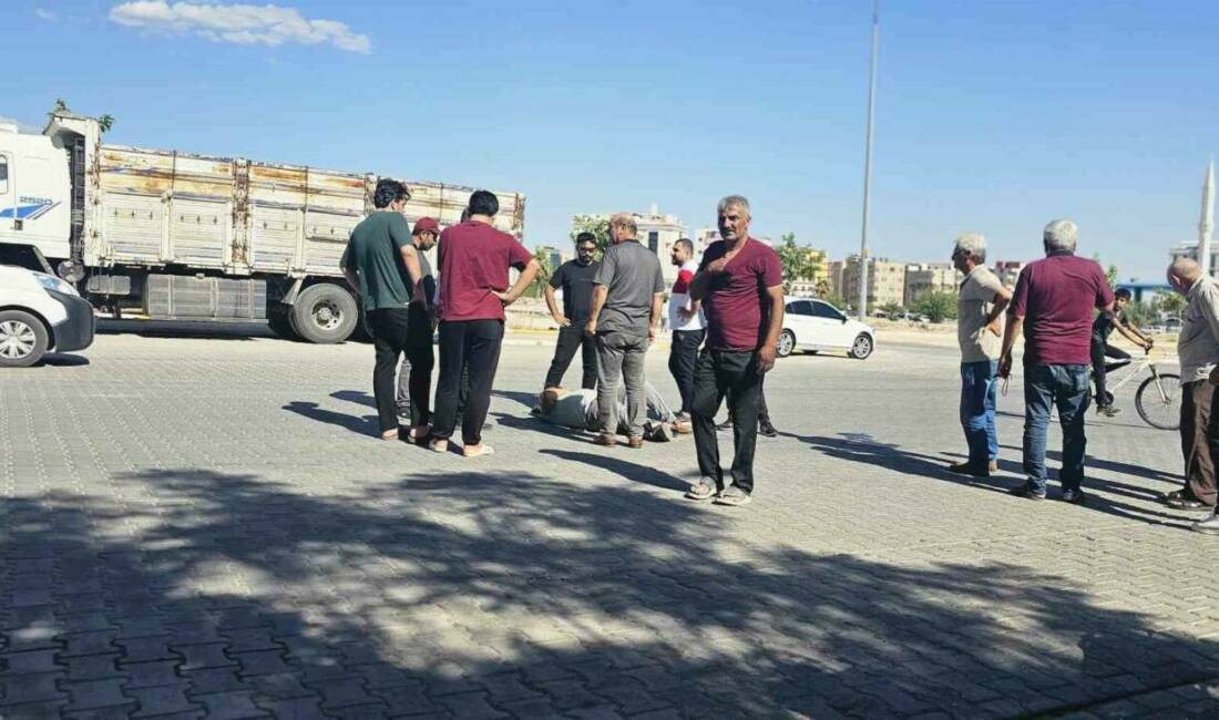Şanlıurfa'nın Haliliye ilçesinde motosiklet sürücüsü, otomobile çarpmamak için manevra yapmaya