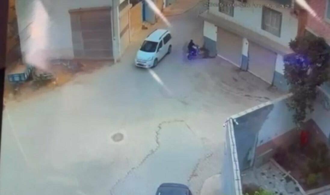 Şanlıurfa'nın Birecik ilçesinde motosikletle seyir halinde olan bir kadın sürücü,