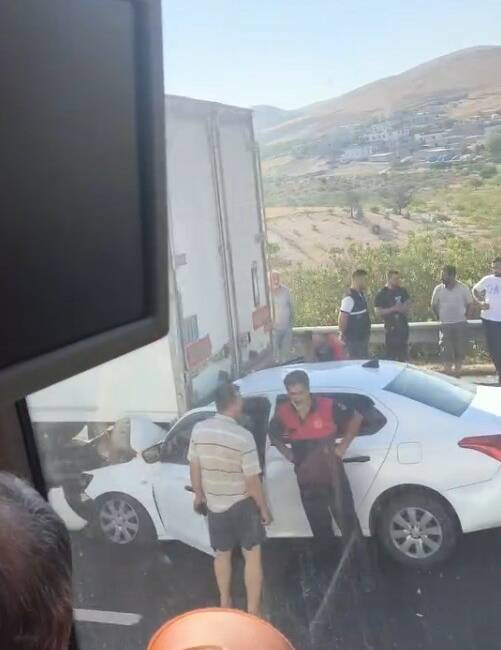 Şanlıurfa’da otomobil tıra arkadan çarptı: 1 ölü, 1 yaralı Şanlıurfa-Gaziantep karayolunda meydana gelen trafik kazasında, tıra arkadan çarpan otomobildeki
