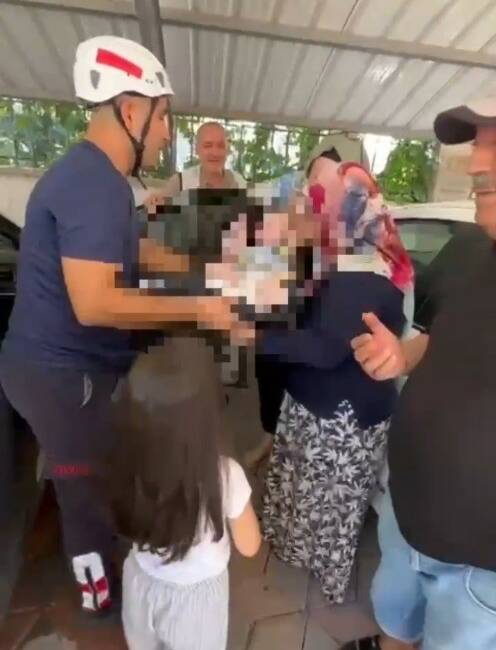 Şanlıurfa'nın Karaköprü ilçesinde, annesinin anahtarı içinde unuttuğu araçta mahsur kalan