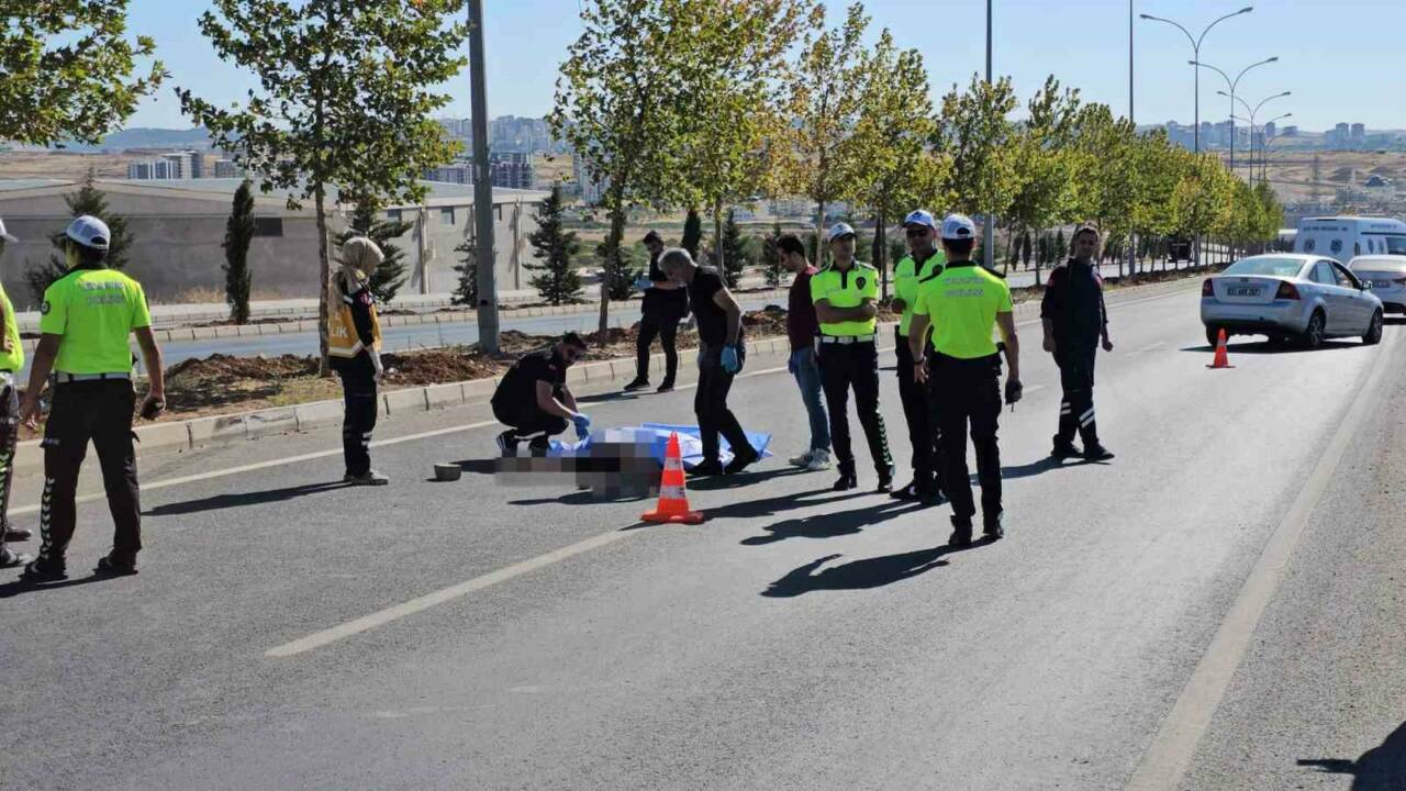 Şanlıurfa'da meydana gelen trafik kazasında otomobilin çarptığı yaya hayatını kaybetti.