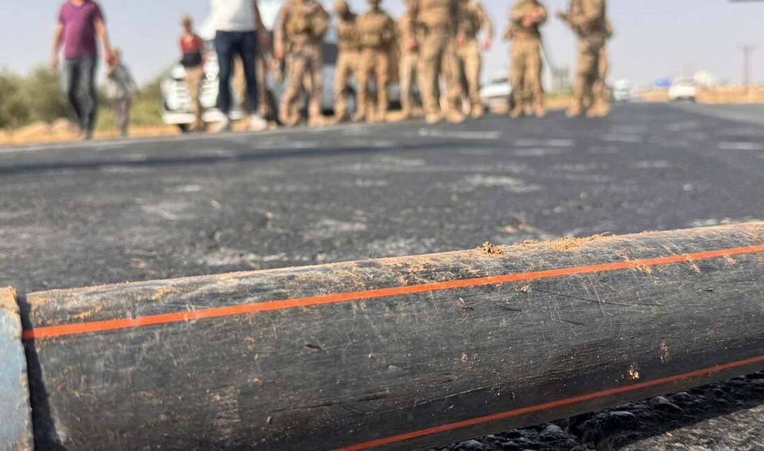 Sulu kesilen çiftçiler, Suruç-Gaziantep karayolunu boru ile kapatarak protesto etti.