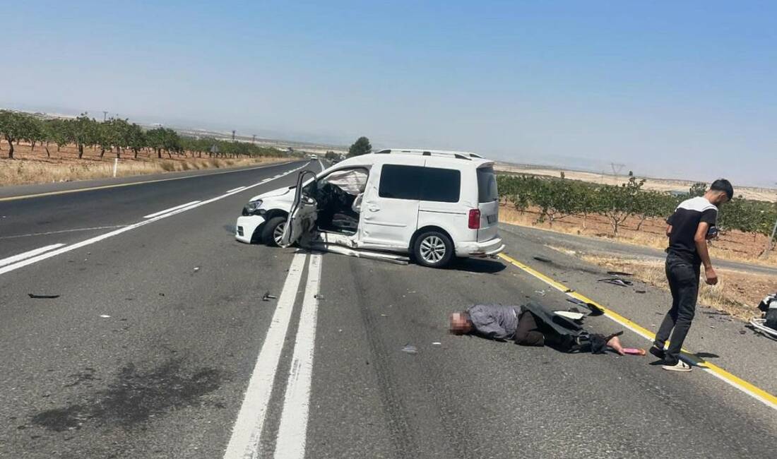 Şanlıurfa’nın Birecik ilçesinde meydana gelen trafik kazasında, iki hafif ticari