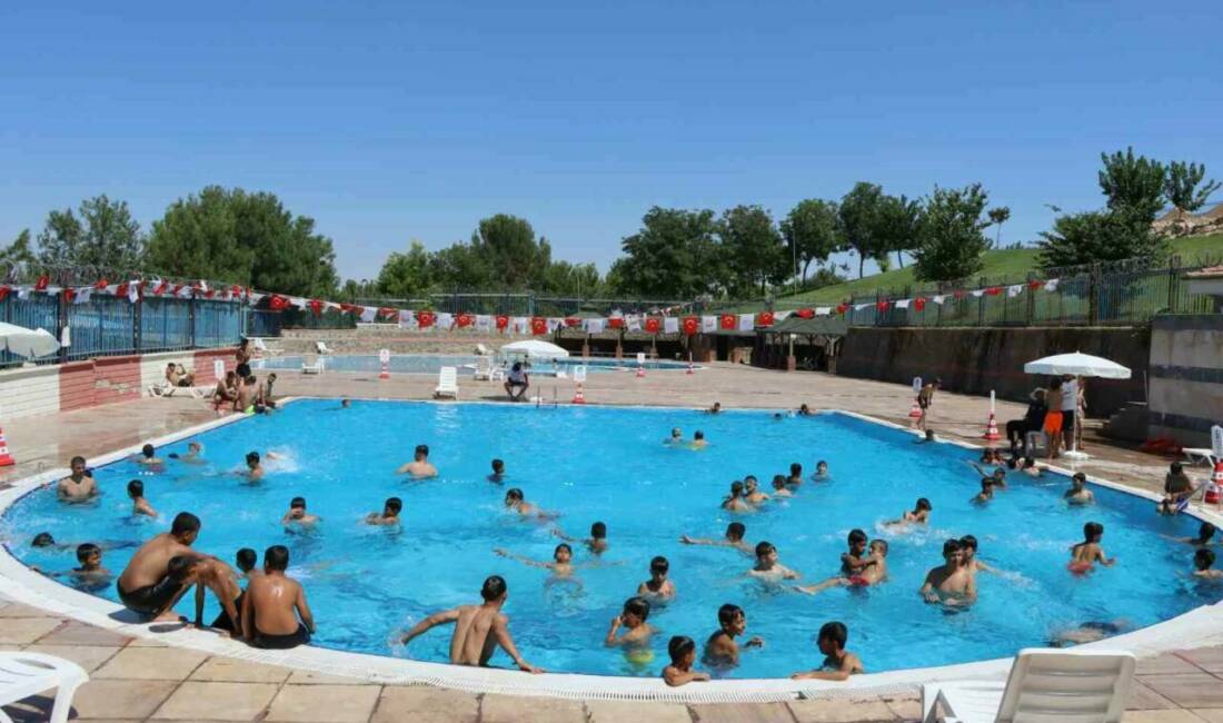 Şanlıurfa Büyükşehir Belediyesi, yaz aylarında aşırı sıcaklıkla mücadele eden çocuklar