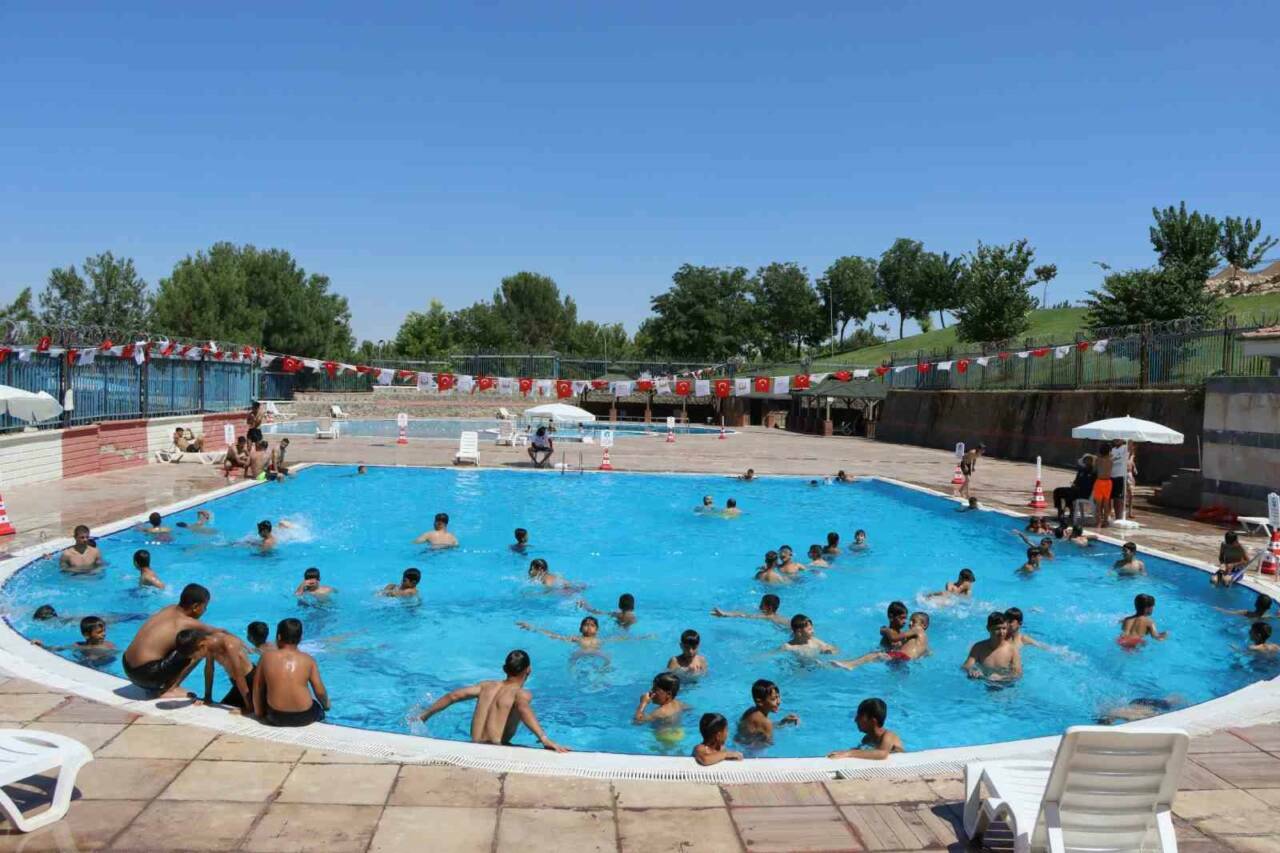 Şanlıurfa Büyükşehir Belediyesi, yaz aylarında aşırı sıcaklıkla mücadele eden çocuklar