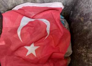 Şanlıurfa'da genç bir temizlik işçisi, Balıklıgöl Platosu'nda Türk bayrağını çöp