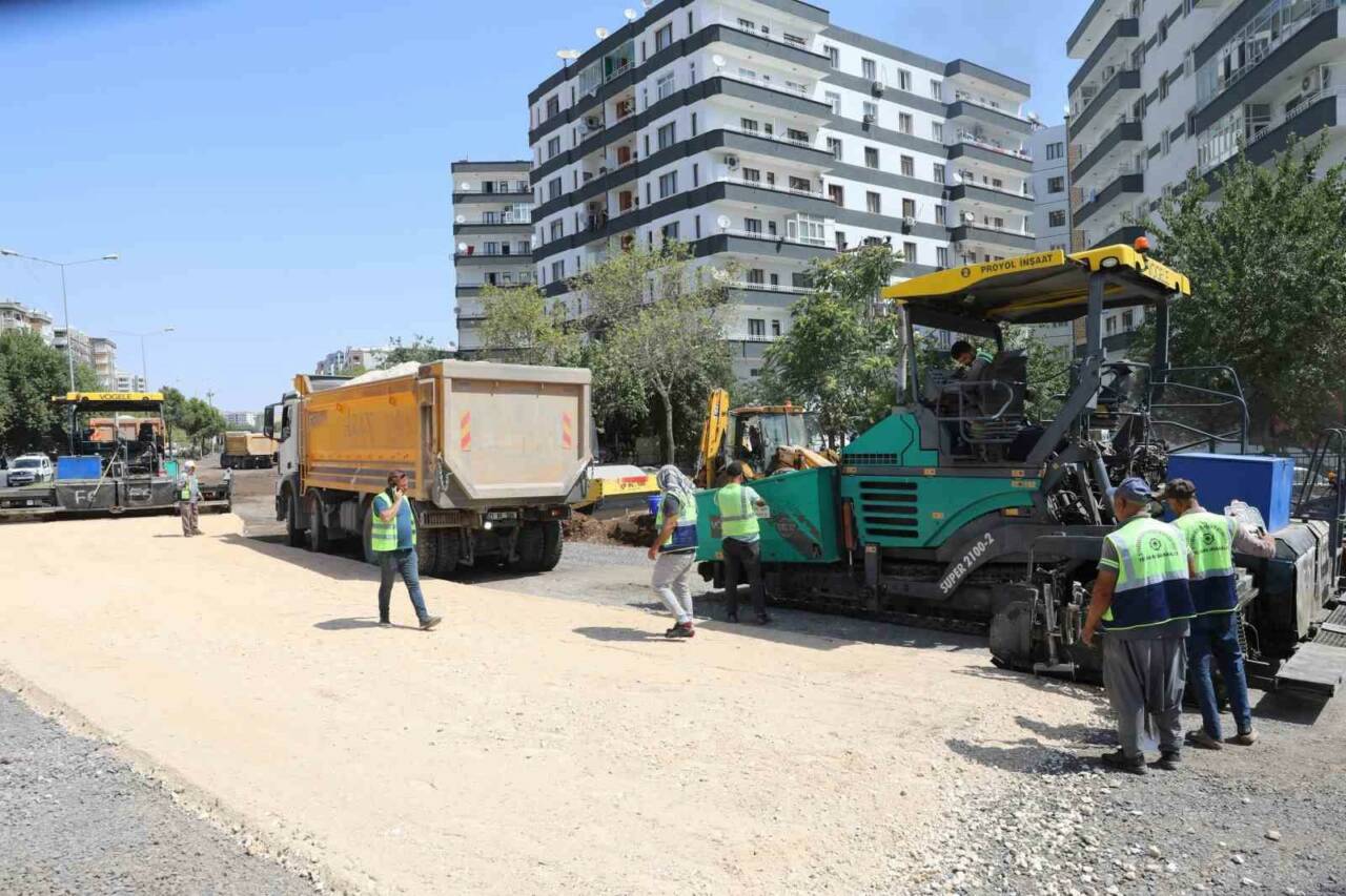 Diyarbakır Büyükşehir Belediyesi, Selahaddin Eyyubi Bulvarı'nda altyapı güçlendirme çalışmaları yaparak