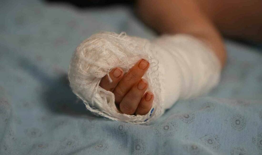 Kahta ilçesinde 3 aylık bebek Hafsa Sare Doğan'ın hastanede elindeki