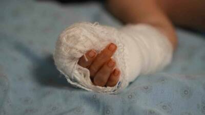 Kahta ilçesinde 3 aylık bebek Hafsa Sare Doğan'ın hastanede elindeki