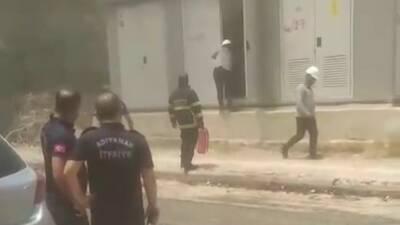 Adıyaman’da etkisini artıran sıcak hava, elektrik trafosunda yangına neden oldu.