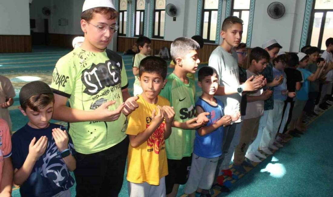 Siirt’te Hacı Fethi Serin Camiinde yaz Kur’an kursuna katılan öğrenciler,