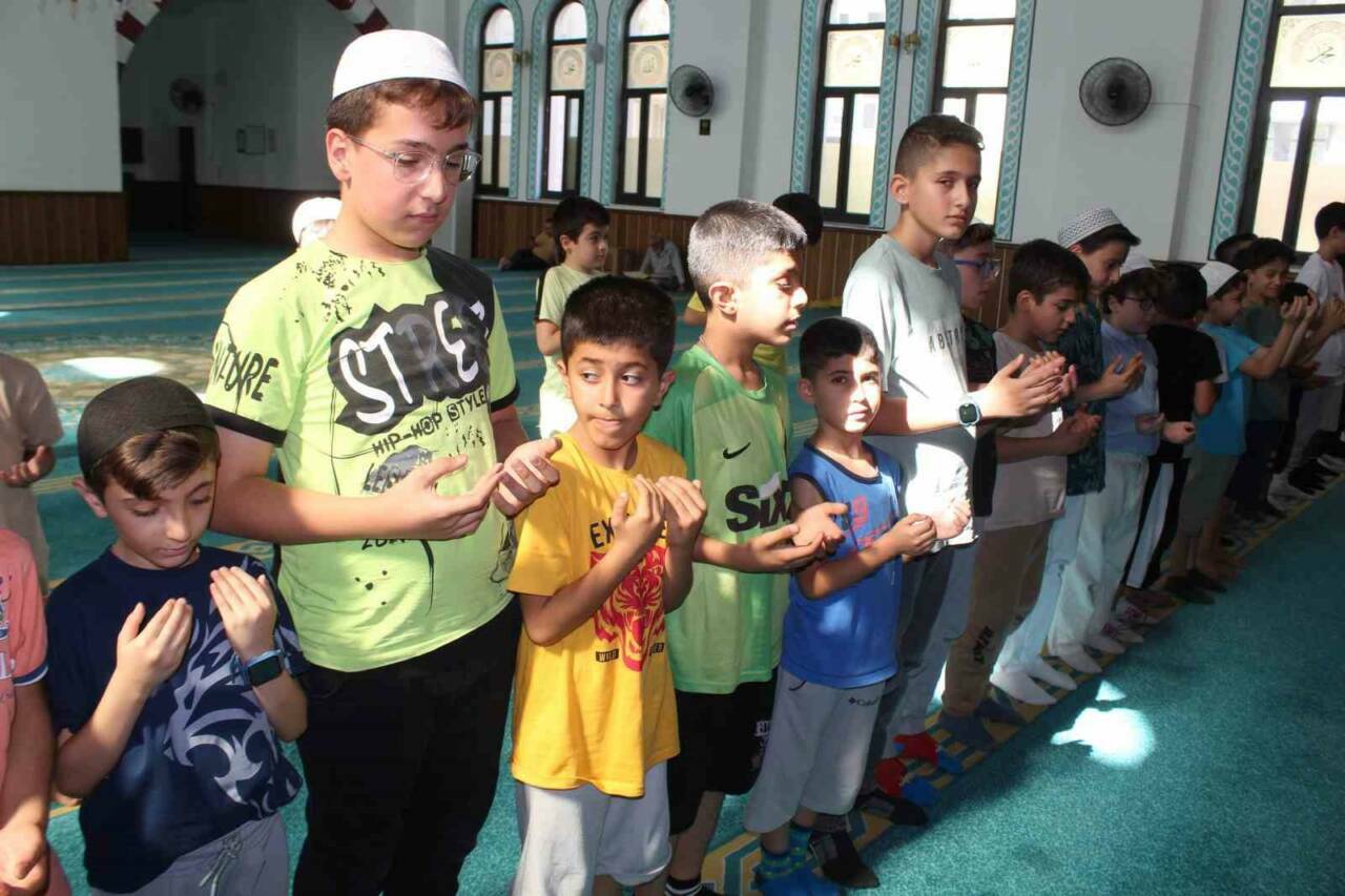 Siirt’te Hacı Fethi Serin Camiinde yaz Kur’an kursuna katılan öğrenciler,