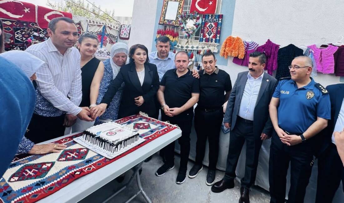 Şırnak'ın Silopi ilçesinde ADEM1 tarafından düzenlenen yılsonu sergisi yoğun ilgi