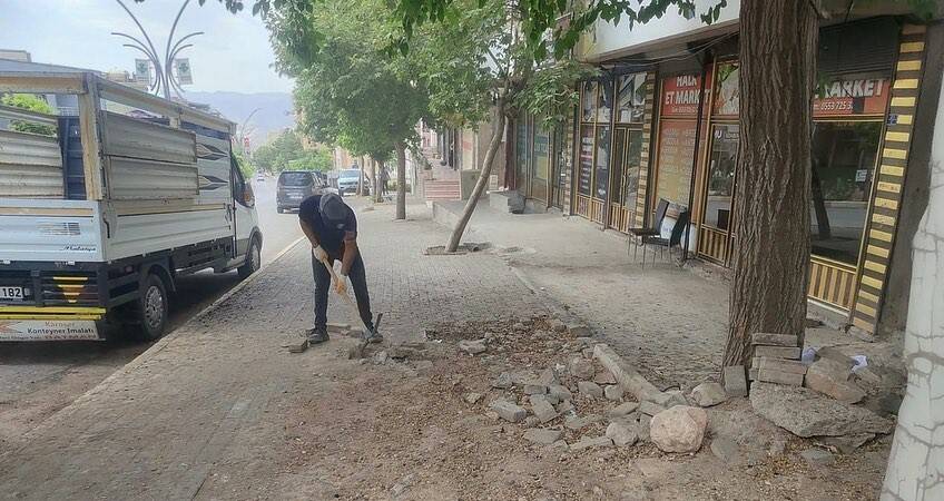 Şırnak Belediyesi, parke taşı döşeme, bakım ve onarım çalışmalarını sürdürerek