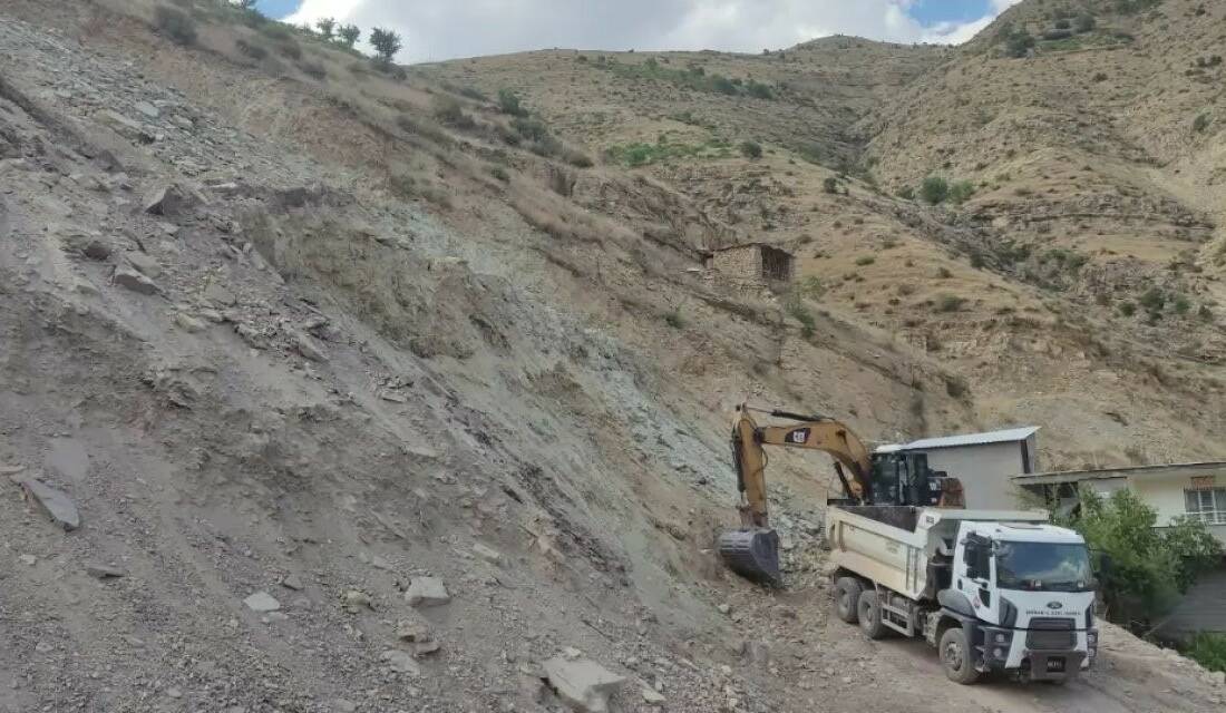 Şırnak'ın Uludere ilçesine bağlı Uzungeçit beldesinde heyelan riski tespit edilmesi