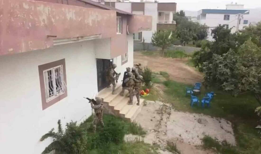 Şırnak'ta polis ekipleri 10 şüpheliyi silah kaçakçılığı suçlamasıyla gözaltına aldı.