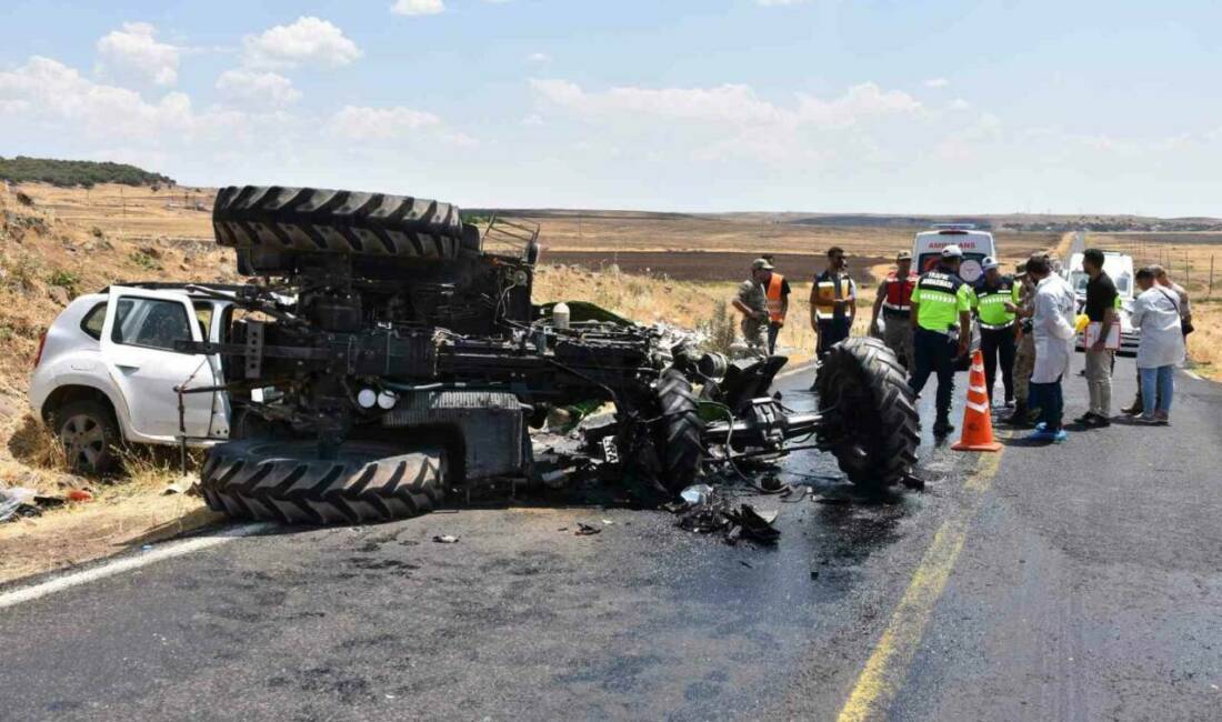 Şanlıurfa'nın Siverek ilçesinde meydana gelen trafik kazasında otomobil ile traktörün